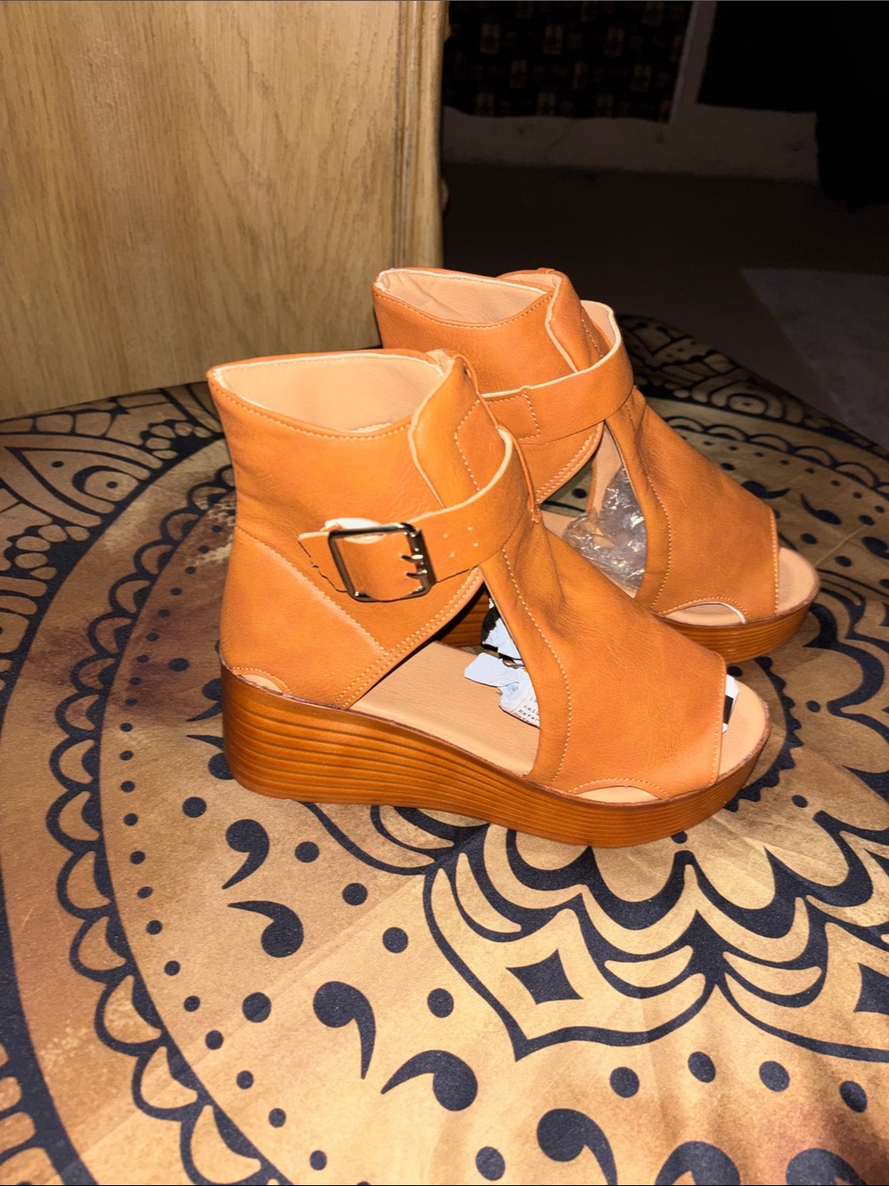 Women’s Open-Toe Wedge Sandals in Tan